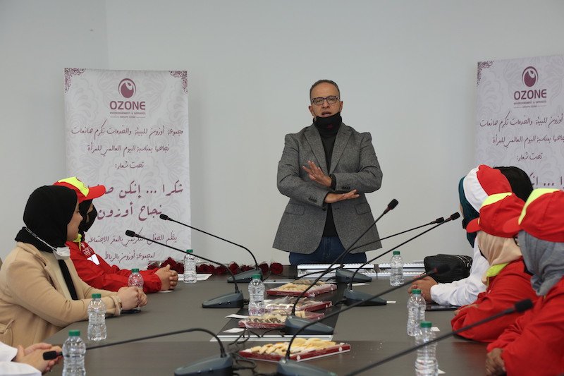 مجموعة “أوزون” تُفرح عاملات نظافة في “عيد المرأة” بعمرات ومنح مالية