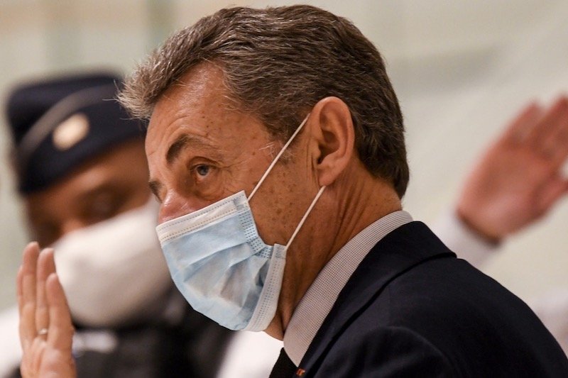 محكمة فرنسية تقضي بسجن ساركوزي بتهم الفساد