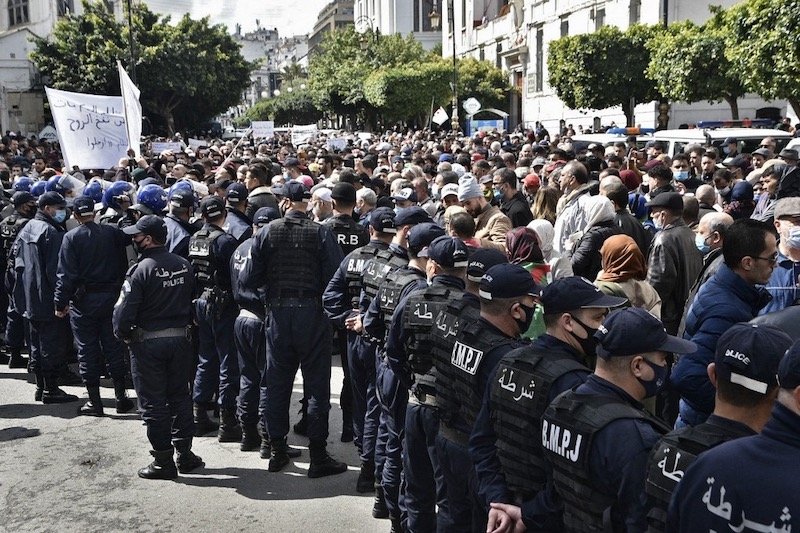 مسيرة طلابية حاشدة في شوارع الجزائر ترفع شعار ” النظام مات وتعفن”