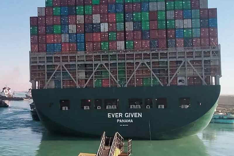 مصر تبدأ تعويم السفينة العالقة بقناة السويس