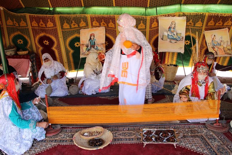 نسج الزرابي يجمع القرويات نواحي وادي زم