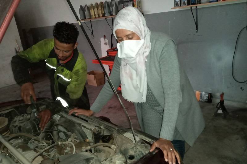 هدى .. امرأة تصلح أعطاب السيارات في سطات