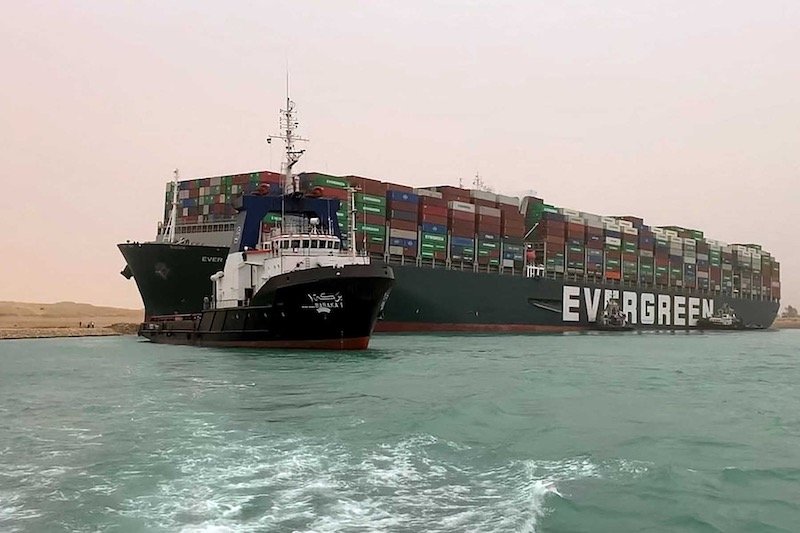 هل تشكل حادثة “قناة السويس” مؤشرا أوليا لأزمات “الحرب الباردة”؟