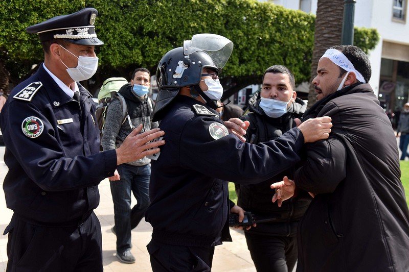 وسم “أنقذوا الأساتذة في المغرب” يجتاح قائمة مواقع التواصل الاجتماعي‬
