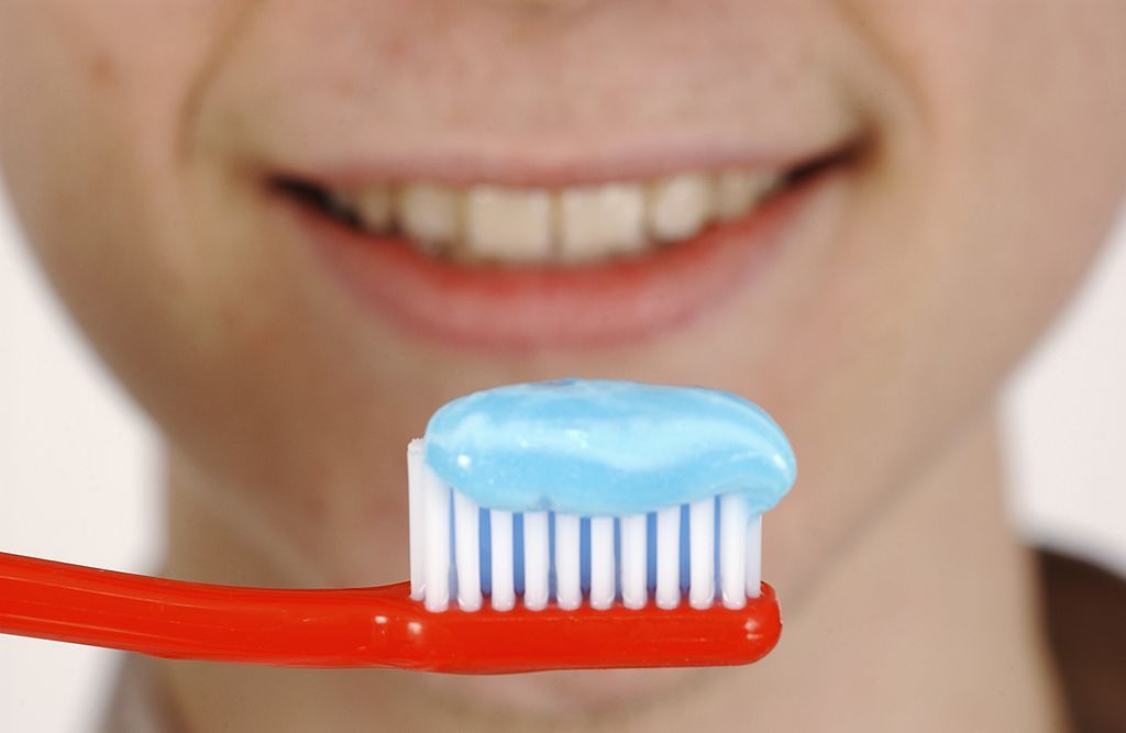 أطباء: احذروا تنظيف الأسنان في هذا التوقيت