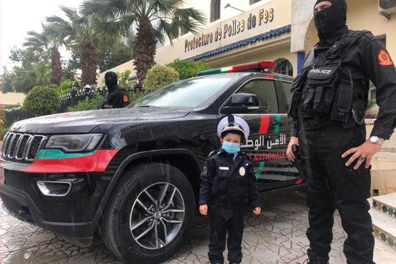 أمن فاس يحتفي بطفل محب لمهنة الشرطة