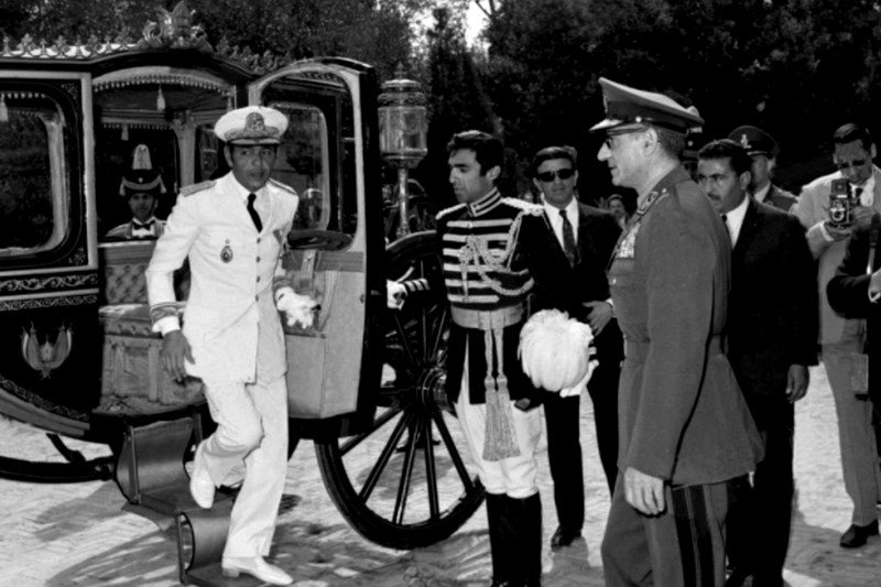 أمير المؤمنين وآية الله .. الملك الحسن الثاني يستقبل شاه إيران المخلوع