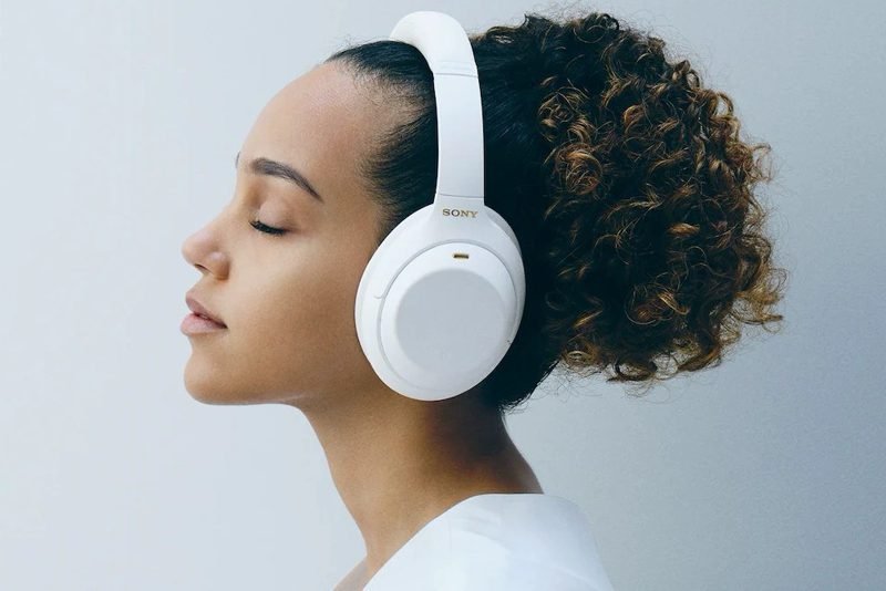 إصدار باللون الأبيض من سوني WH-1000XM4