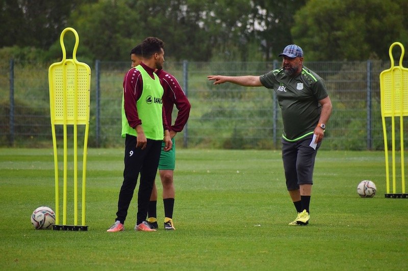 الدفاع الجديدي يرفض رحيل المدرب بنشيخة