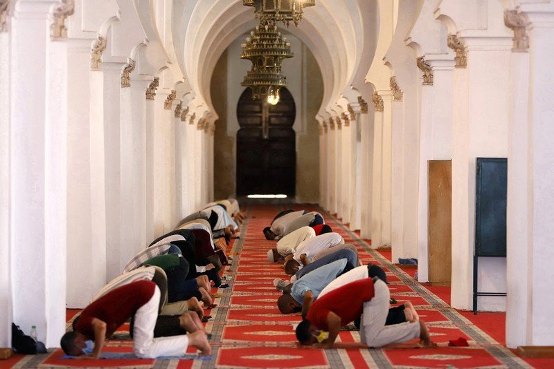 “الشعب يريد التراويح” .. من وراء “الاحتجاجات”؟