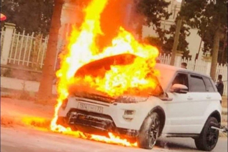 النار تلتهم سيارة بوعميرة حارس فريق الرجاء