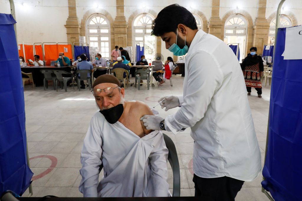 باكستان تبدأ حملة تطعيم لمن تجاوزوا الــ 50 عاما