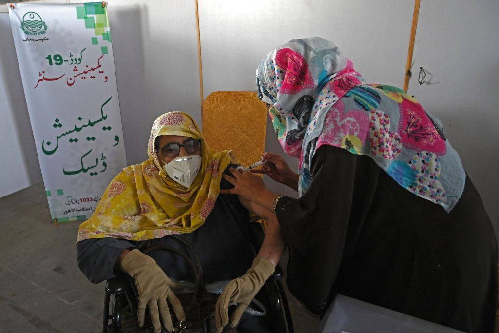 باكستان تبدأ حملة تطعيم لمن تجاوزوا الــ 50 عاما