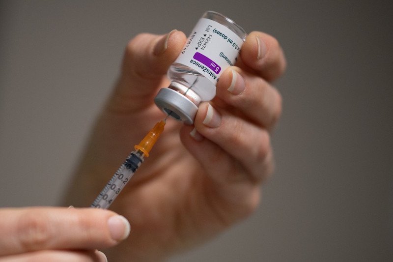 بريطانيا: الفوائد تفوق مخاطر “أسترازينيكا”