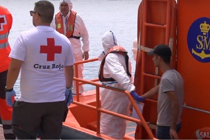 ثلاثة مغاربة يعبرون سباحة إلى مدينة سبتة