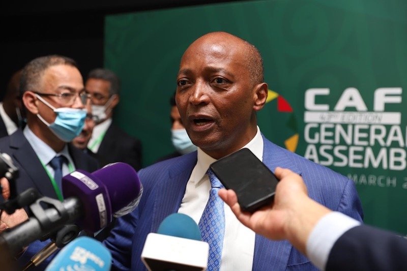 رئيس “الكاف” يلتقي برئيس جامعة كرة القدم