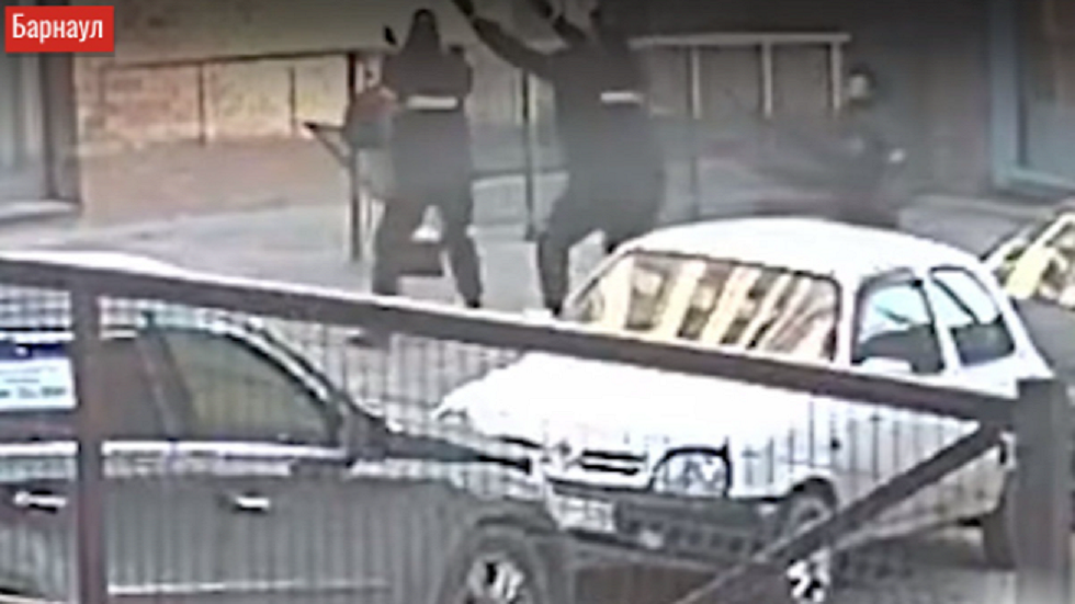 رجال شرطة “يلتقطون” فتاة سقطت من شرفة هربا من مغتصبيها!