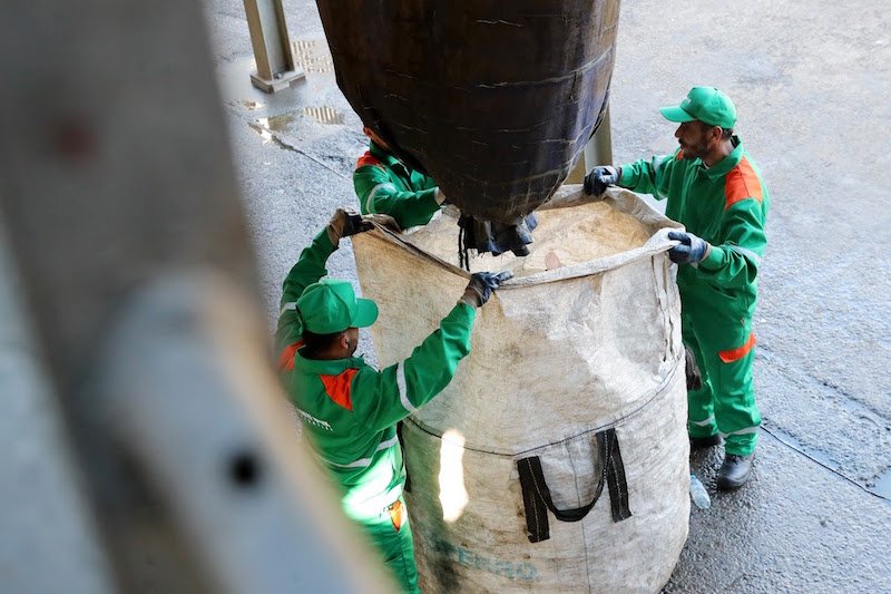 رصيف الصحافة: الحكومة تشدد الرقابة على النفايات السامة والمسرطنة