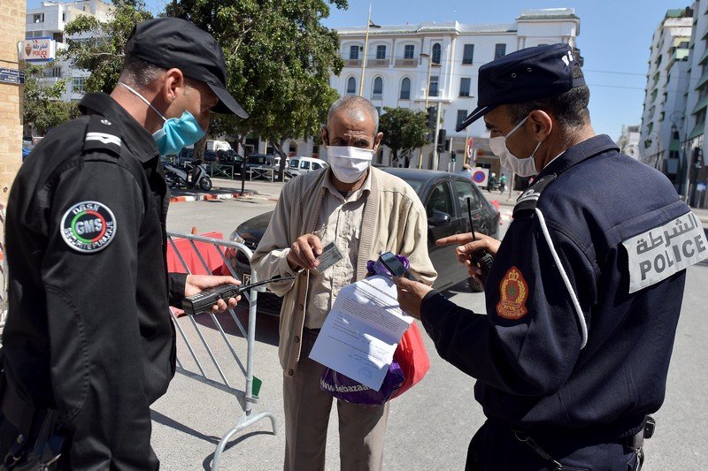 رهان “الإغلاق الشامل” يتأرجح بين منافع اقتصاد الصيف وحركية شهر رمضان
