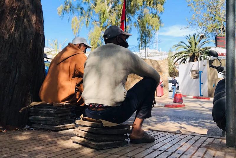 زوار “مستعجلات السويسي” يقضون فترة الانتظار في ظروف قاسية