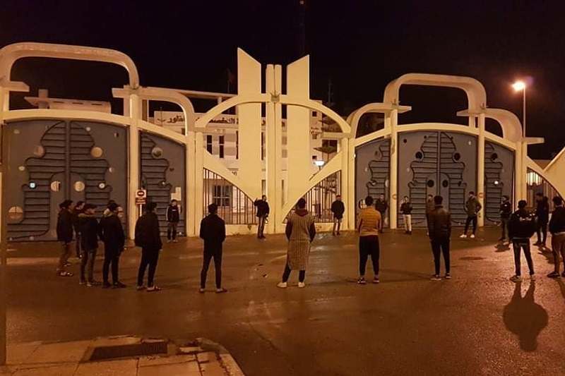 طلبة سلوان يطلبون فتح المقاهي لمراجعة الدروس 