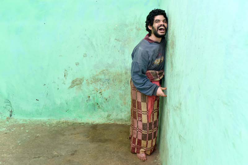 عائلة “مربوط بالسلاسل” تنادي القلوب الرحيمة