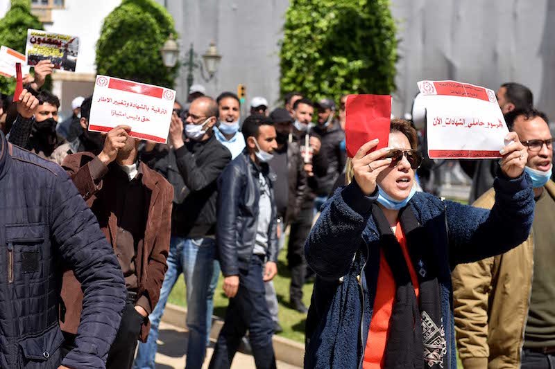 عاطلون بشهادات في العلوم القانونية يطالبون بصرف تعويضات البطالة