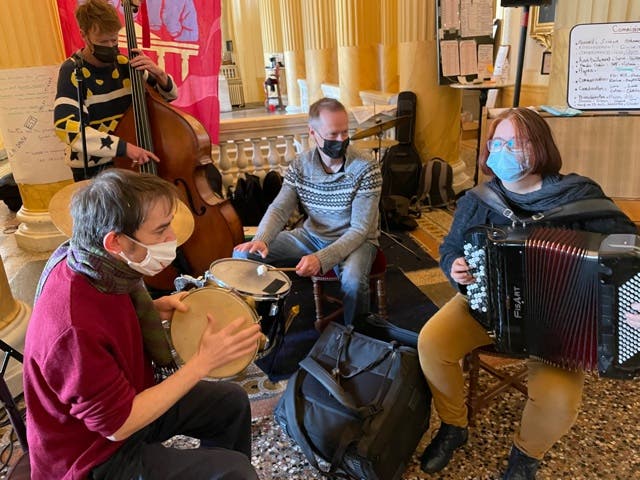 فنانو فرنسا يحتلون أحد أعرق مسارحها