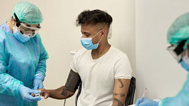 فيروس كورونا: تعريض شباب للإصابة بكوفيد مرة ثانية لدراسة حالاتهم