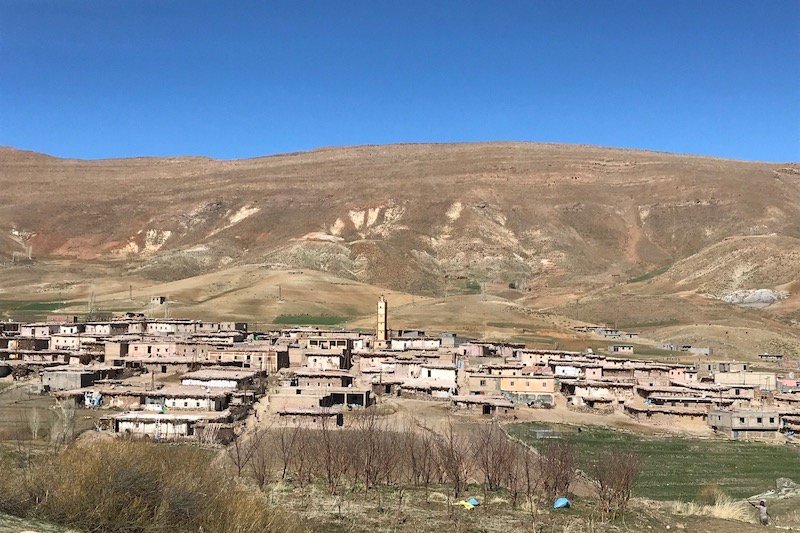 قرية “تنكارف” .. مغاربة يخاطرون لانتزاع لقمة عيش من منجم ملح