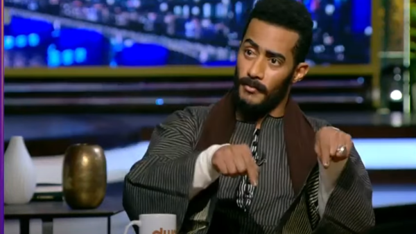 محمد رمضان يكشف حقيقة مشاهد “رمي الأموال”