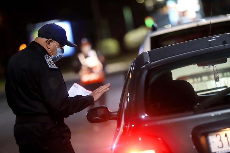 ممارسات اجتماعية ومساكن مكتظة تدفع مغاربة إلى خرق حظر التنقل