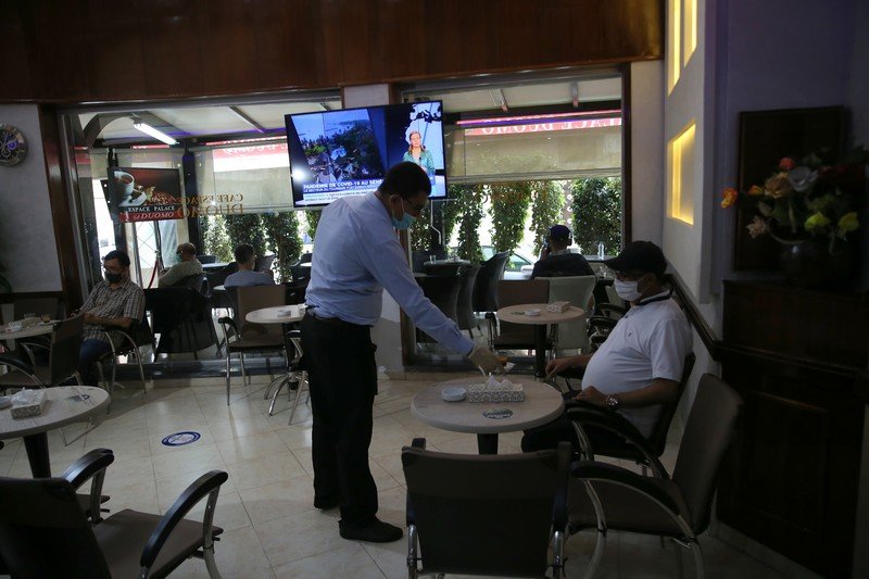 نشطاء يقترحون فتح المقاهي أمام القراءة لتجاوز “تداعيات الإغلاق”