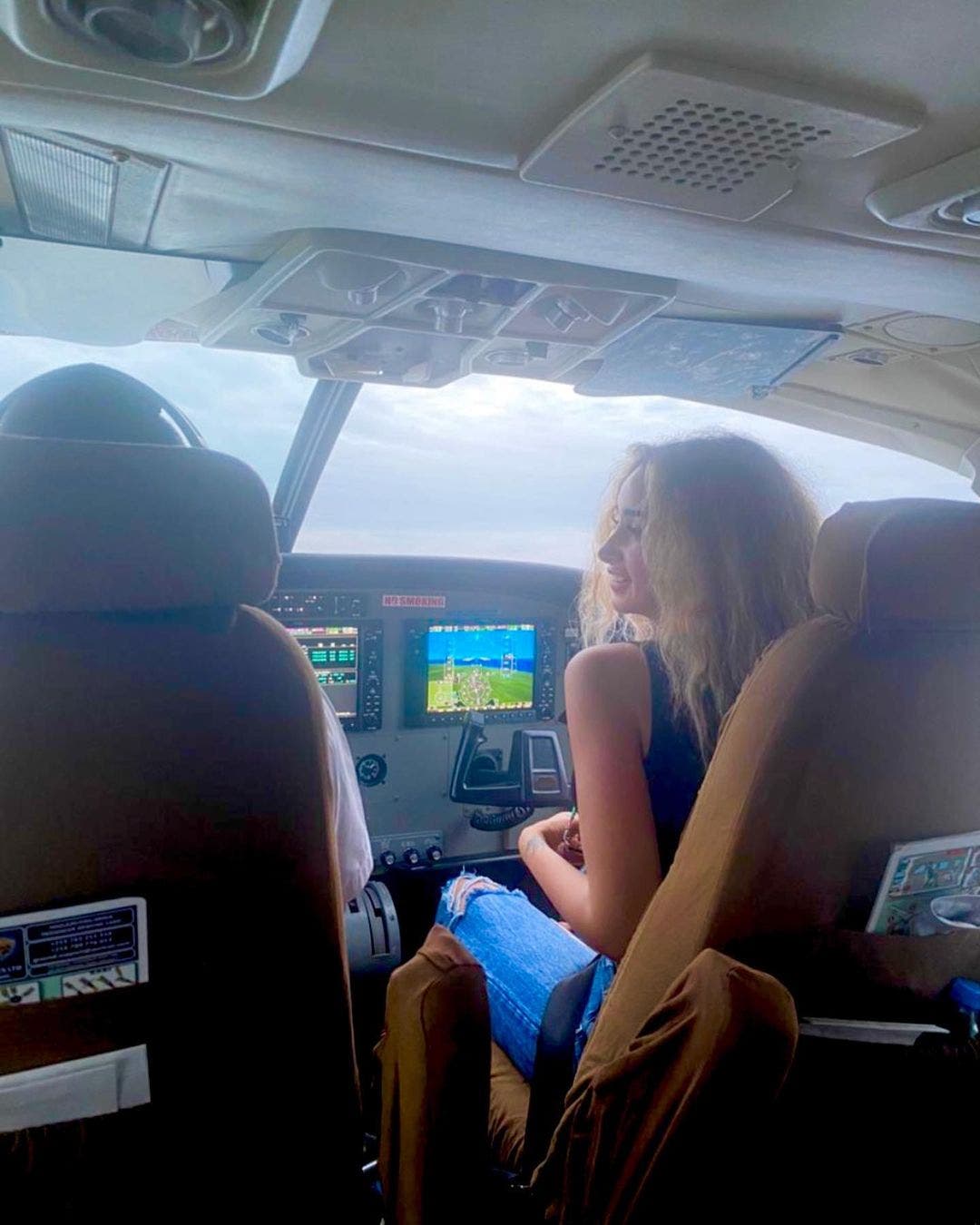 أثارت جدلاً.. هنا الزاهد توضح للعربية.نت قصة صورة الطائرة 