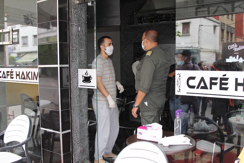 أرباب المقاهي يرحبون بتمديد توقيت الإغلاق ويطالبون بهيكلة القطاع