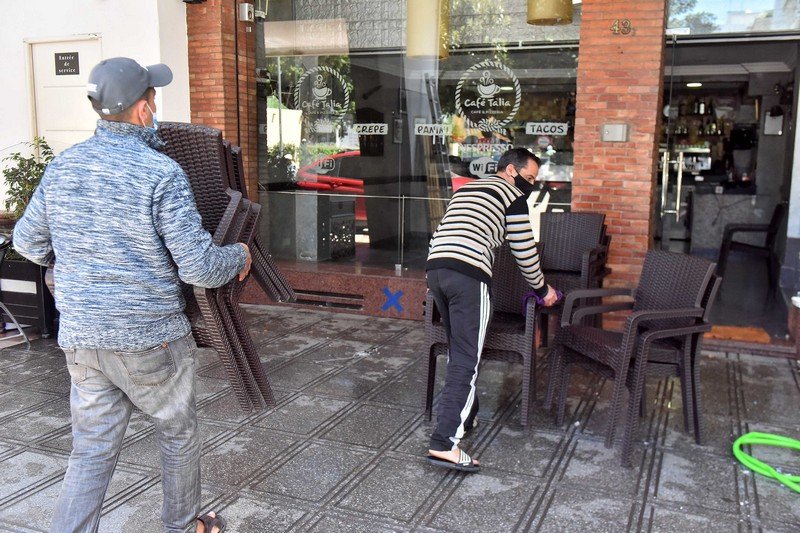 أرباب المقاهي يعدون بإرجاع “العمال المفصولين”