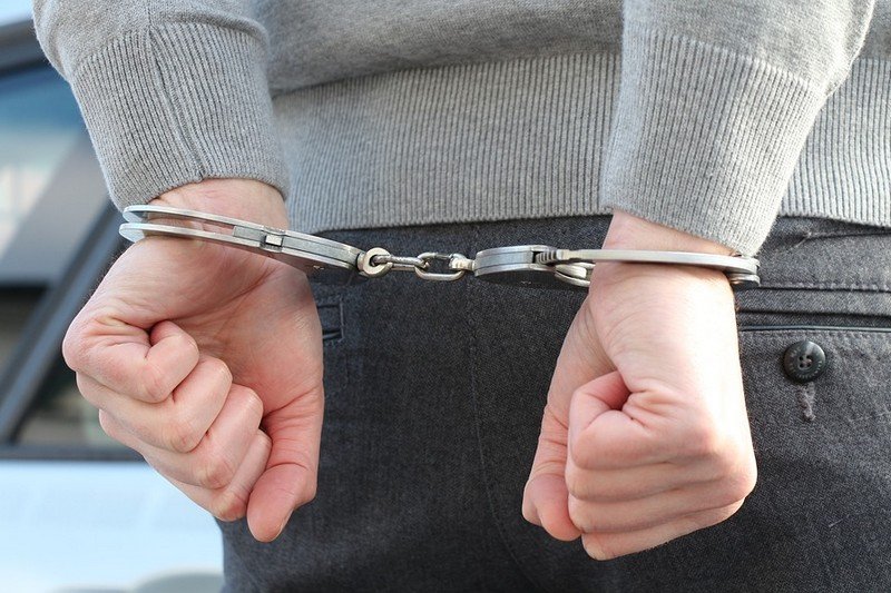 ابتزاز في محلات تجارية يوقف شرطية مزيفة