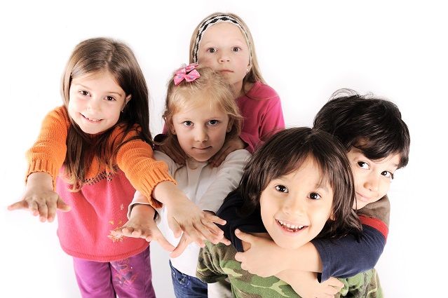 الأطفال ولقاحات كورونا.. بماذا نصحت منظمة الصحة العالمية؟