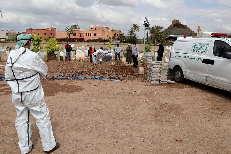 “الداخلية” تُذَكر بتقنين مراسم الدفن ومنع التأبين