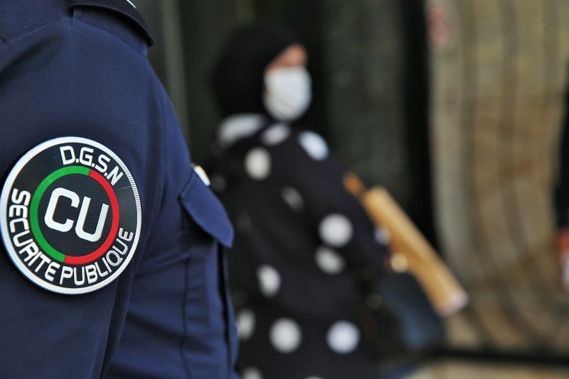 السلطات تتصدى لخرق التدابير الصحية وتشدد على ضرورة ارتداء الكمامات