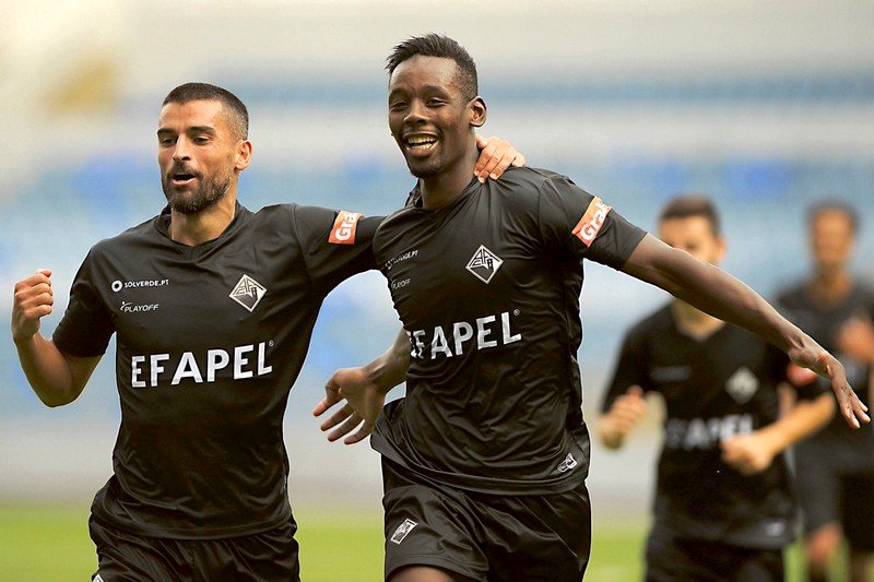 المغربي بولديني يتوصل بثلاثة عروض جديدة