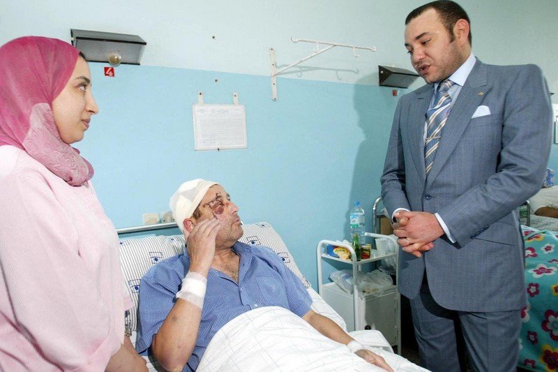 الملك يتفقد جرحى تفجيرات 16 ماي 2003