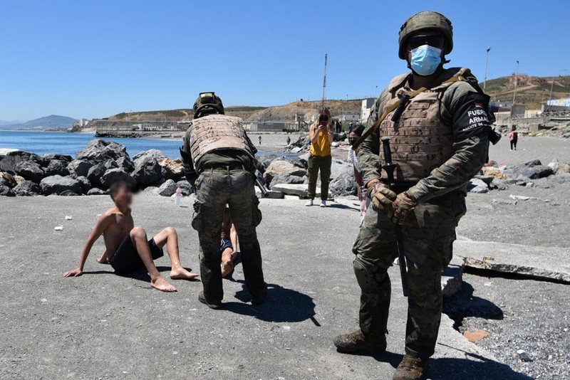 النيابة العامة الإسبانية تحقق في تجاوزات الجنود بشأن ترحيل قاصرين مغاربة