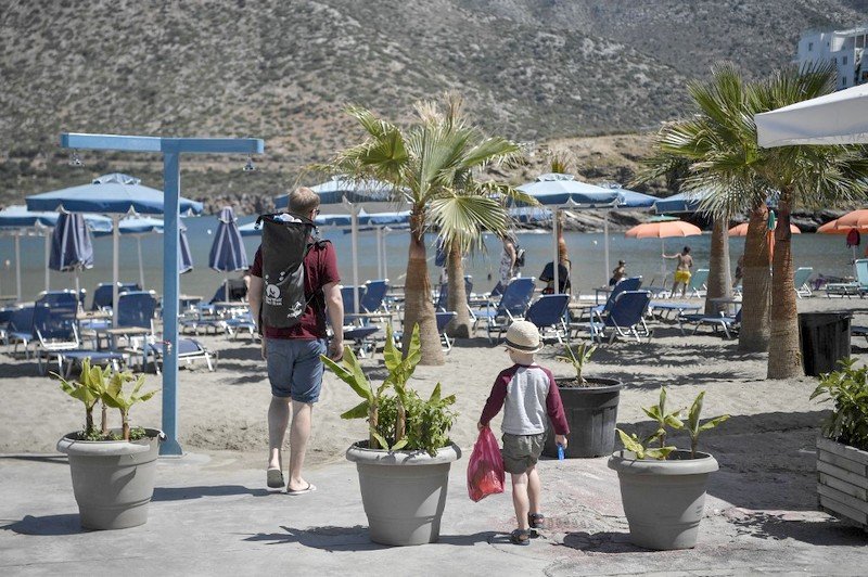 اليونان تفرش السجاد الأحمر للسياح الأجانب العائدين