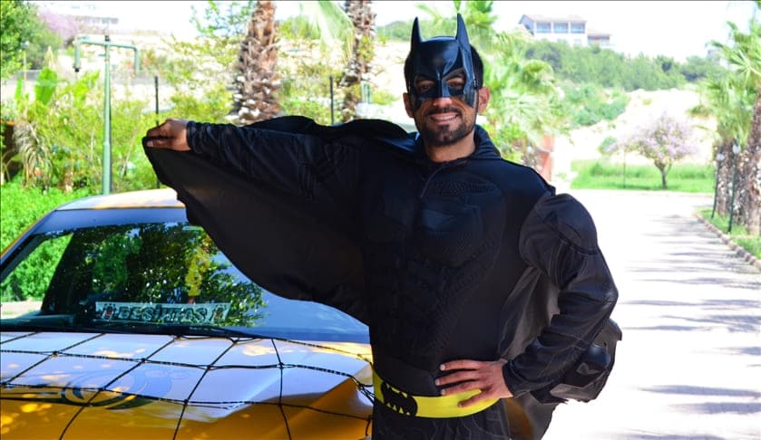 “باتمان” .. سائق تركي يزرع البسمة على وجوه الآخرين