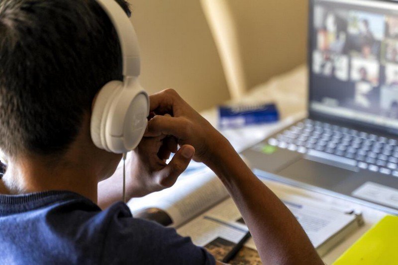 باحث يحذر من تأثير الشبكة الرقمية على الصحة النفسية للأجيال الصاعدة