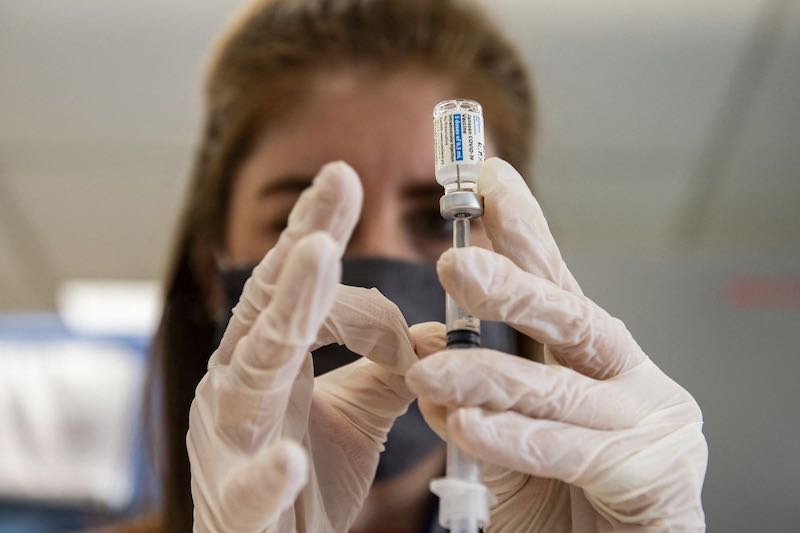 بريطانيا ترخص لقاح “جونسون” ضد “كوفيد 19”