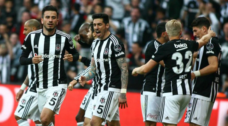 بشكتاش يتوج بطلًا للدوري التركي واحتفالات تعم اسطنبول (شاهد)