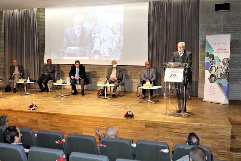 بعث الأموات لمناقشة السياسة