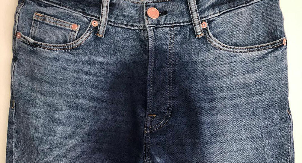 تصميم جينز “مبلل” يثير جدلا على مواقع التواصل الاجتماعي.. صورة